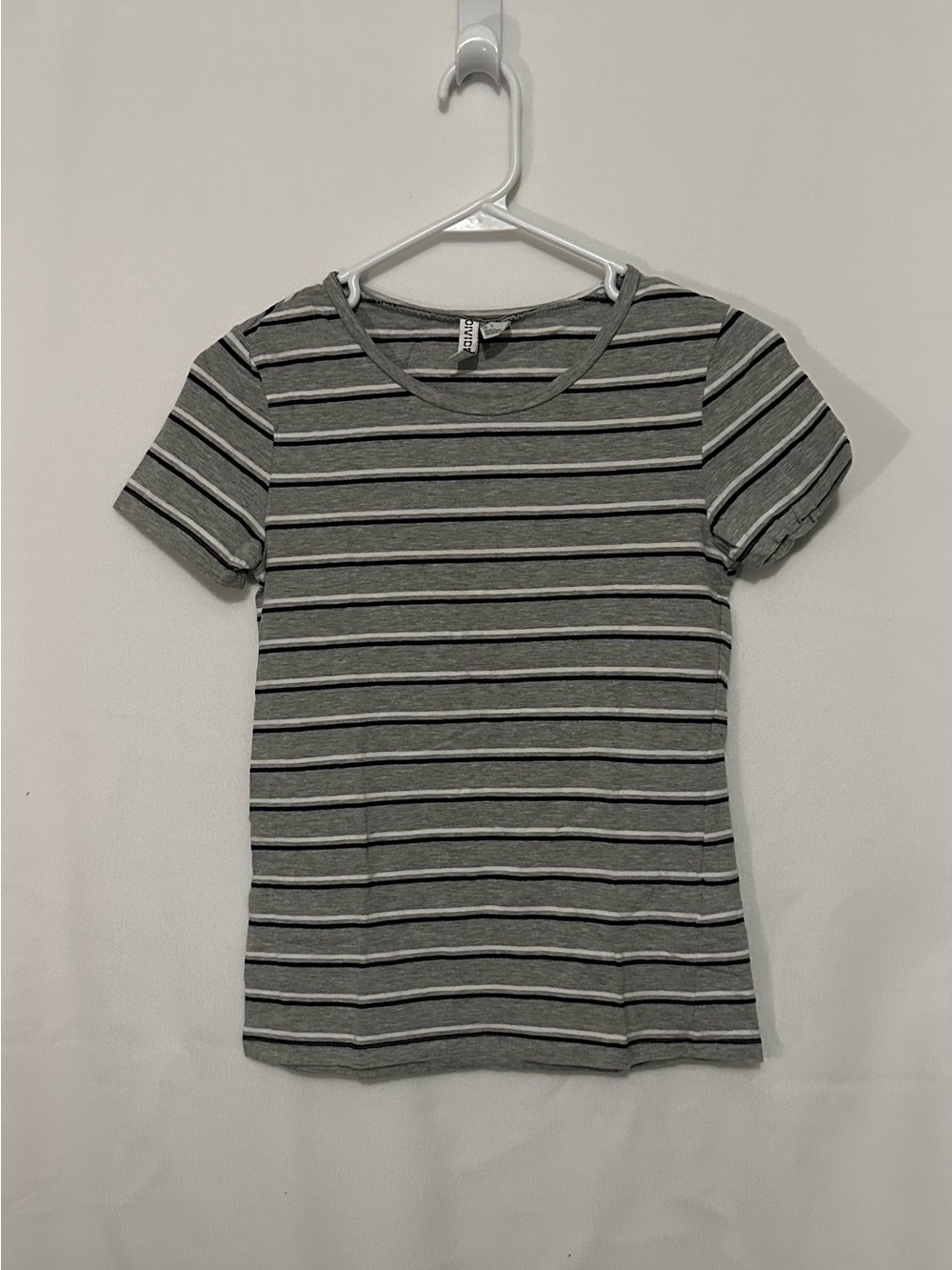 H&M Gray and White Striped Short Sleeve Tee.  Size S